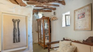 Ein Zimmer mit einem hölzernen Bett, einem Schrank und einem gerahmten Bild an der Wand.
