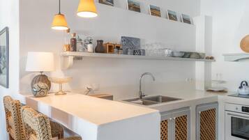 Fridge, oven, stovetop, coffee/tea maker