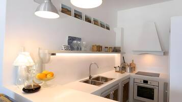 Fridge, oven, stovetop, coffee/tea maker