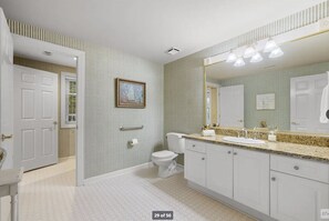 Hiustenkuivaaja, pyyhkeet, saippua, sampoo