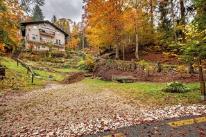 Property grounds - Holiday Apartment 'Ferien Bei Waltraud Weiss' with Mountain View, Shared Terrace and Wi-Fi (Ruffré Mendola TN)
