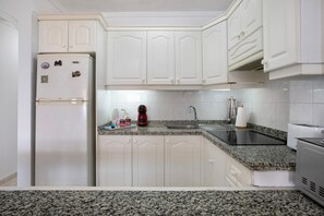 Fridge, microwave, stovetop, coffee/tea maker - Vacation 'Ceyla' with Sea View, Private Terrace and Wi-Fi (Arona)