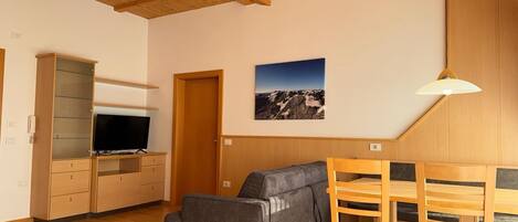 Fernseher, Tischtennisplatte