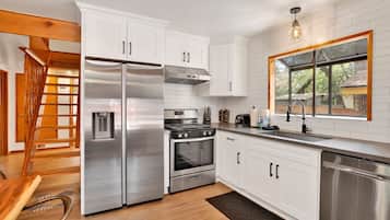 Een koelkast, een magnetron, een oven, een kookplaat