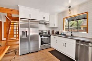 Fridge, microwave, oven, stovetop - Sugar Bear Pines Cozy Mountain Retreat (Sugarloaf)