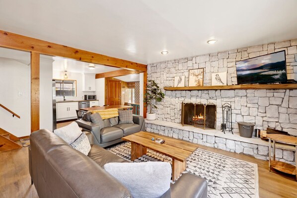 Smart TV, fireplace - Sugar Bear Pines Cozy Mountain Retreat (Sugarloaf)
