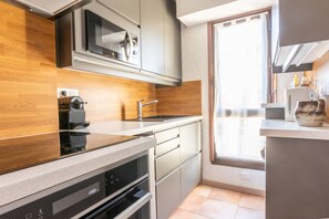 Frigorifero, microonde, forno, piano cottura