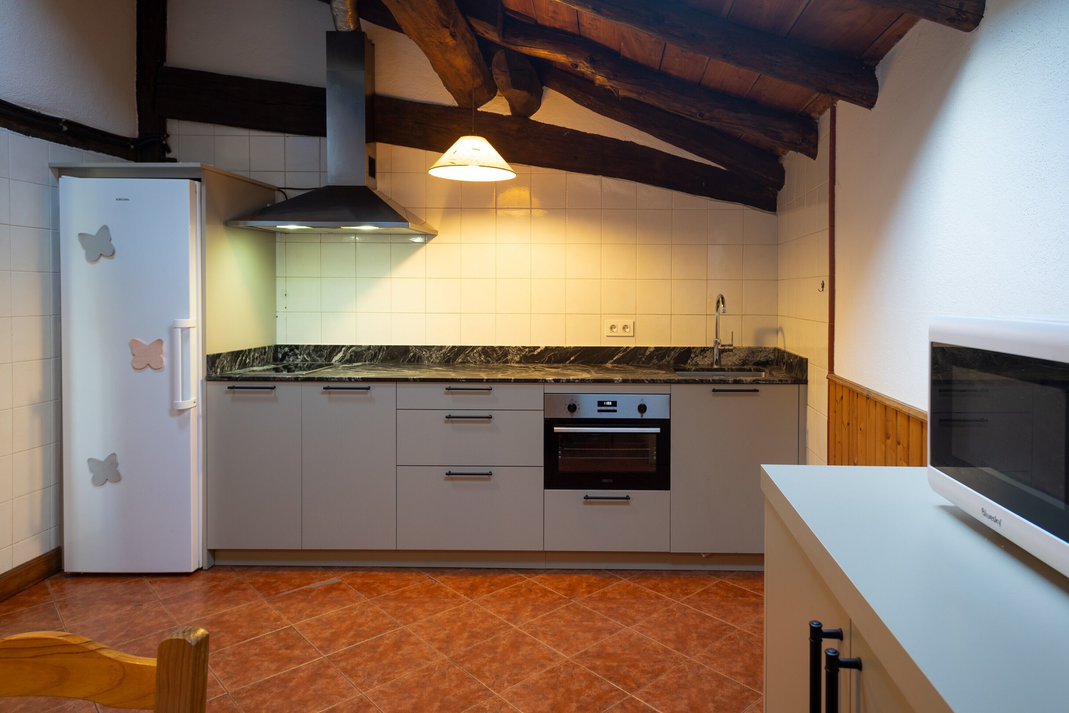 Réfrigérateur, four à micro-ondes, un four, surface de cuisson