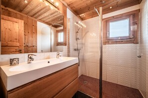 Douche, sĂšche-cheveux