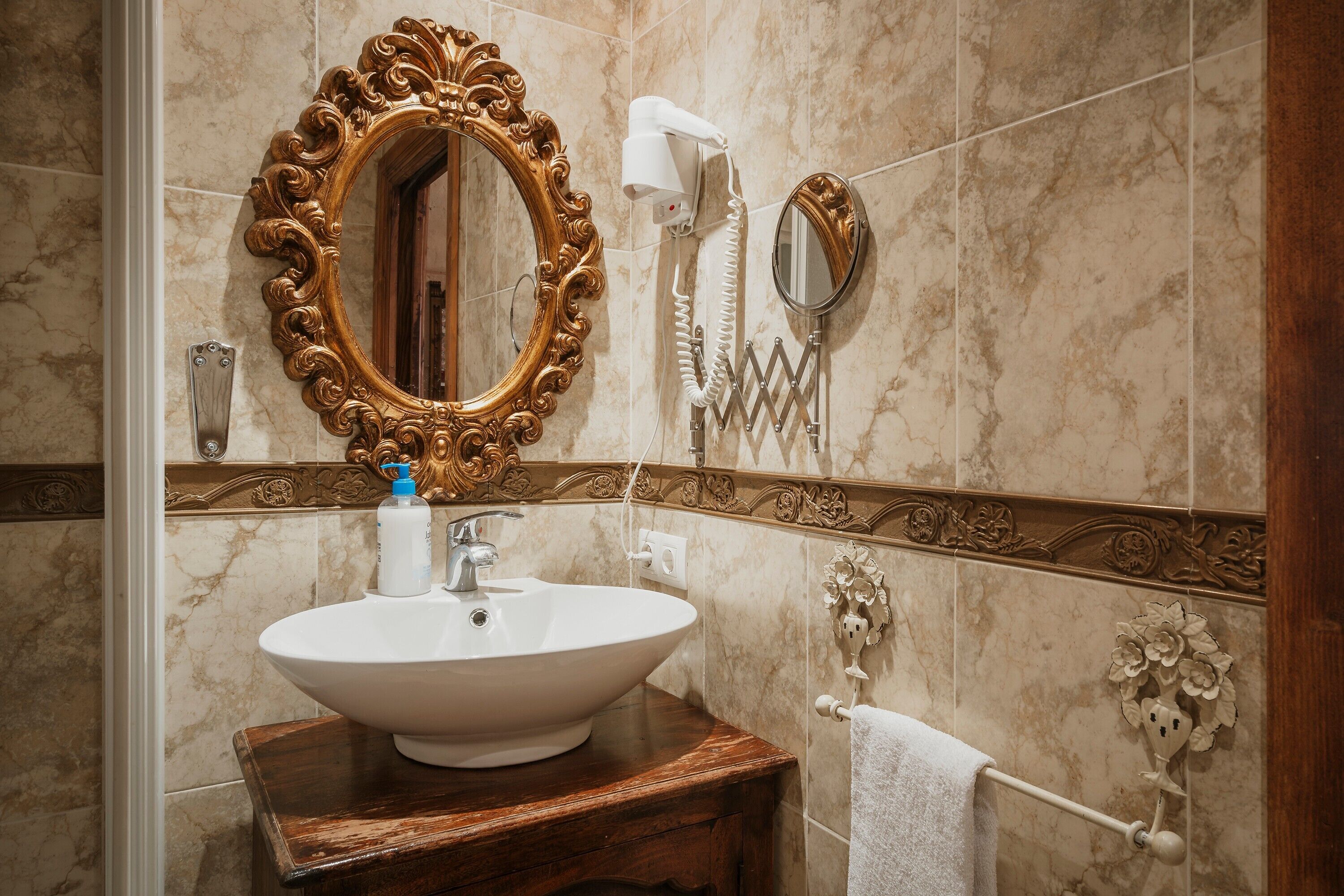 Douche, séchoir à cheveux, serviettes fournies