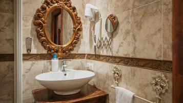 Douche, séchoir à cheveux, serviettes fournies