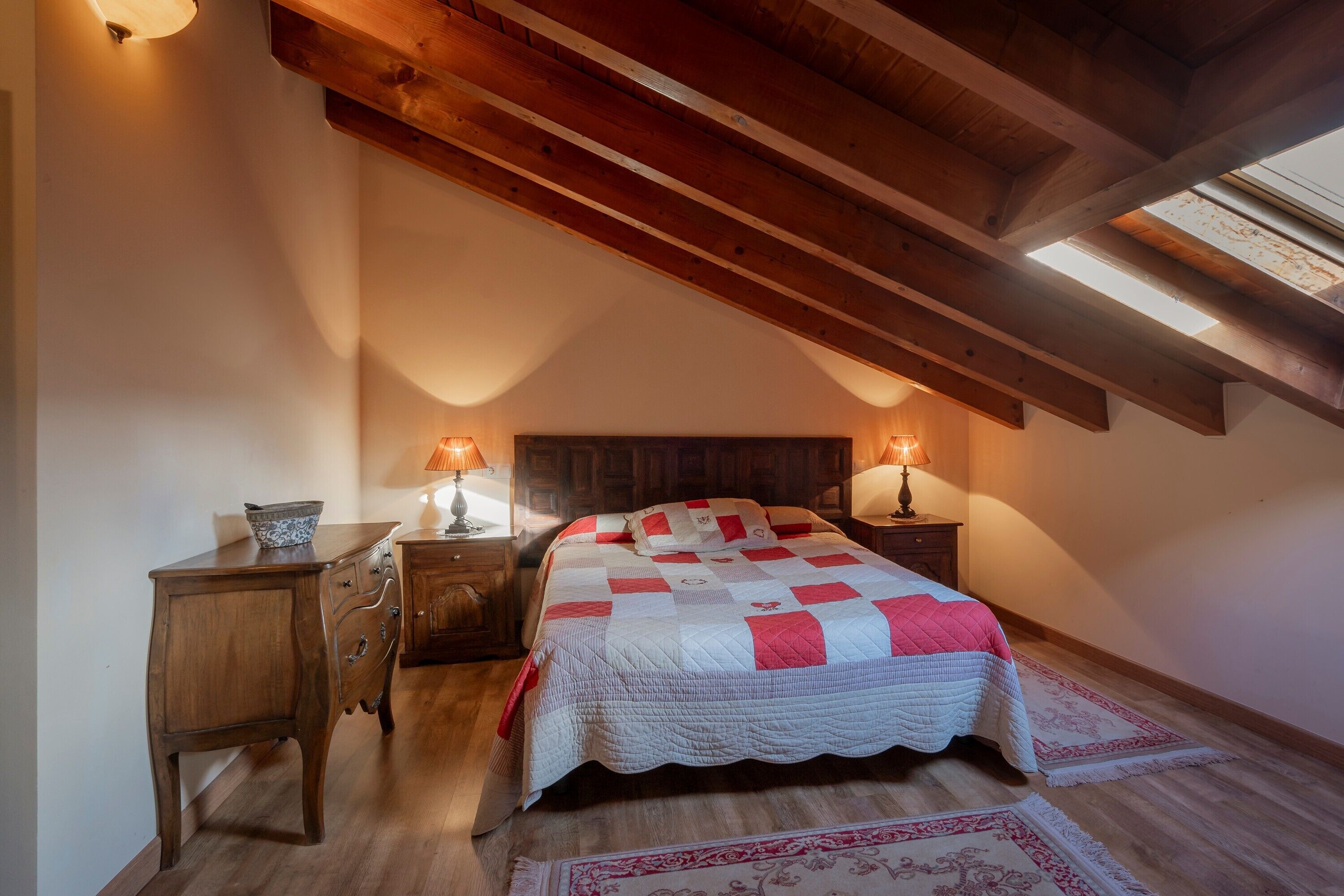 6 chambres, fer et planche à repasser, accès au Wi-Fi (inclus)