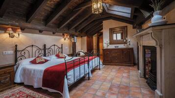 6 bedrooms, iron/ironing board, free WiFi, bed sheets