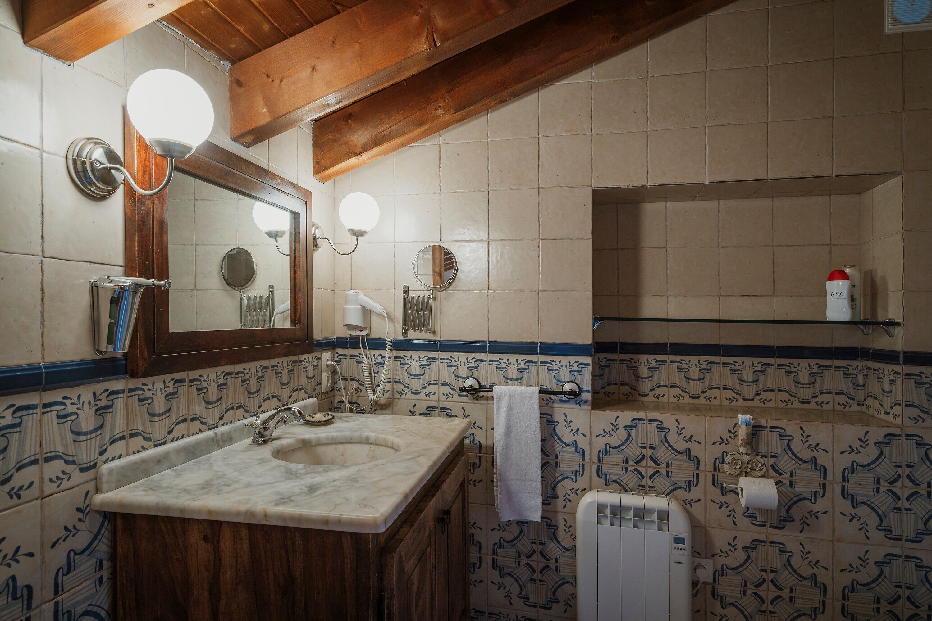 Ducha, secador de pelo, toallas