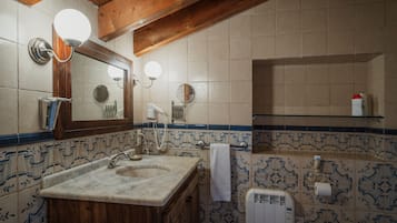 Ducha, secador de pelo, toallas