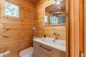 Shower, hair dryer, towels - Holiday Home 'Le Colibri' with Private Pool, Wi-Fi and Air Conditioning (La Ciotat)