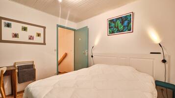 3 bedrooms, iron/ironing board, free WiFi, bed sheets