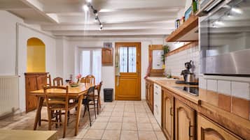 Refrigerador, microondas, horno, placa de cocina