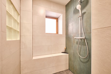 Shower, towels. Apartment 'Au 81 - Maison De Ville À Louer' with Wi-Fi