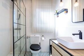 Een douche, een haardroger, handdoeken