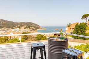 Outdoor dining - Holiday Home 'Torre Mirador Azul' with Sea View, Private Pool and Wi-Fi (Tossa de Mar)