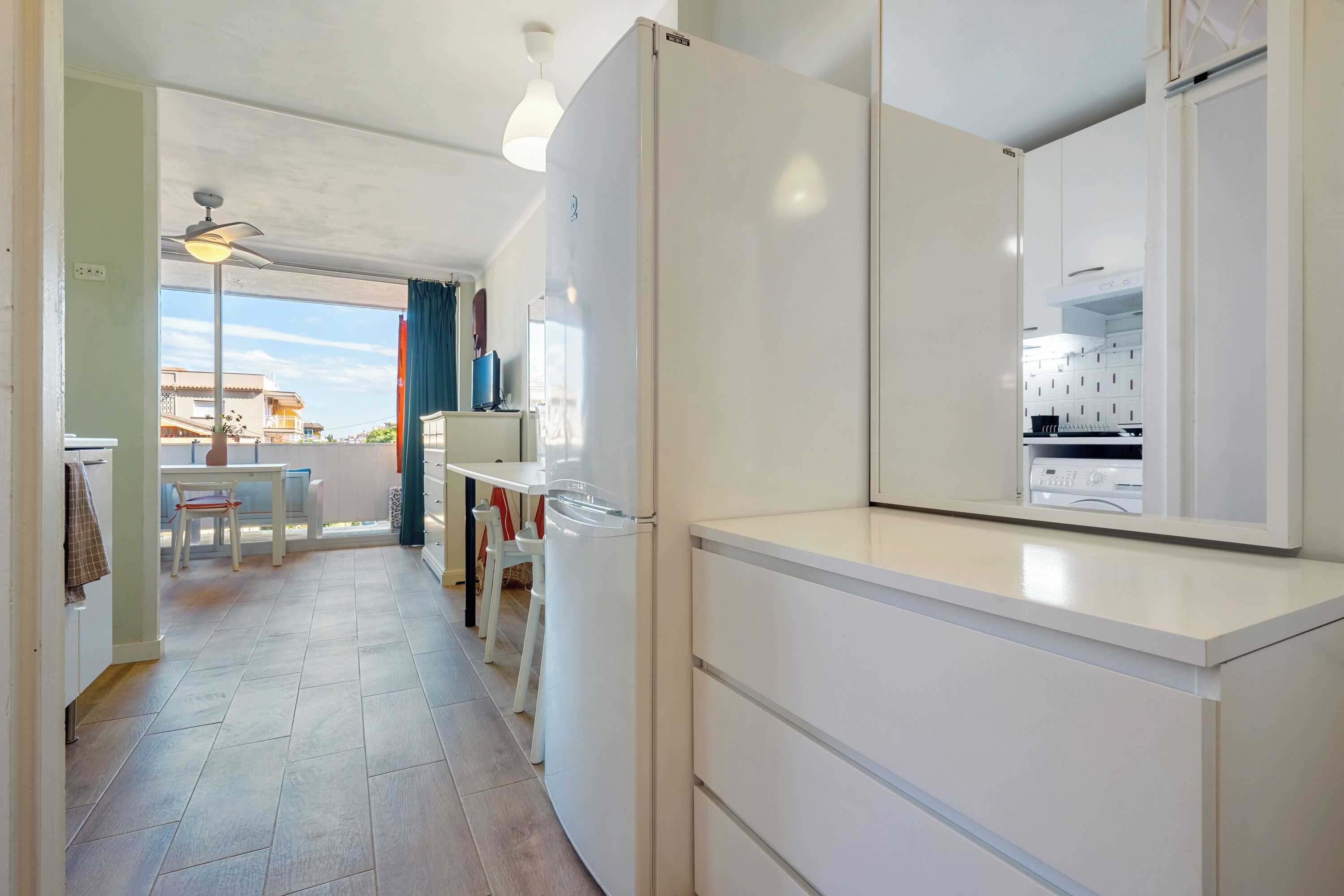 Frigorífico, microondas, placa de cocina y cafetera o tetera