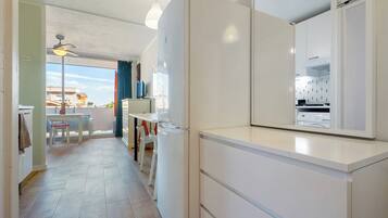 Een koelkast, een magnetron, een kookplaat