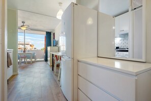 Frigorífic, microones, placa de cuina i cafetera i tetera 