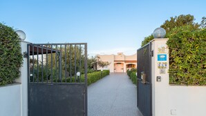 A gated entrance with a pathway leading to a building. - Villa 'Leale Plemmirio' with Private Pool, Wi-Fi and Air Conditioning (Siracusa)