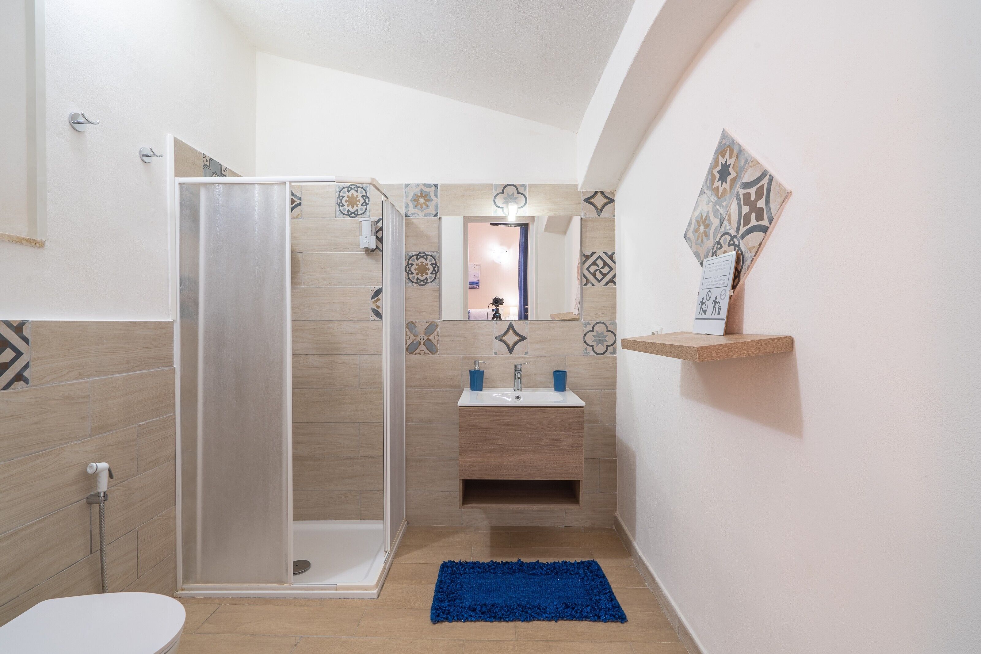 Un baño con ducha, lavamanos e inodoro.