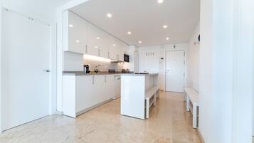 Geladeira, micro-ondas, fogão, cooktop