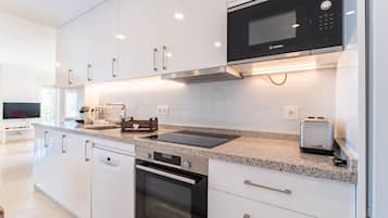 Geladeira, micro-ondas, fogão, cooktop