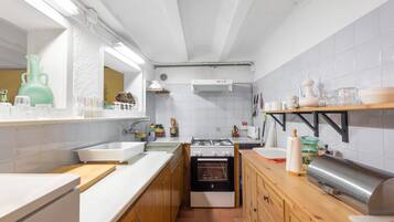 Fridge, oven, stovetop, coffee/tea maker