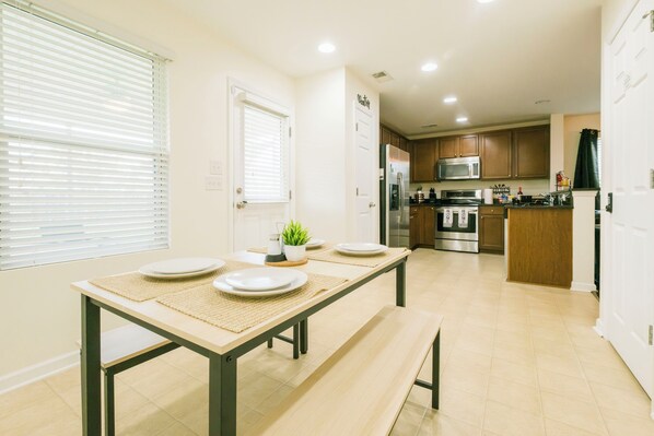 Dining - Charming 3-bedroom oasis in lovely Pooler with hot tub, king bed, and Smart TVs (Pooler)