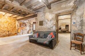 TV - Rural House 'Casa Estel Miracle' with Private Terrace and Courtyard (Juncosa)