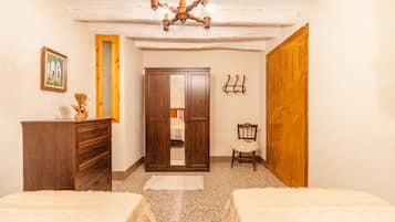 5 bedrooms, desk, iron/ironing board, bed sheets