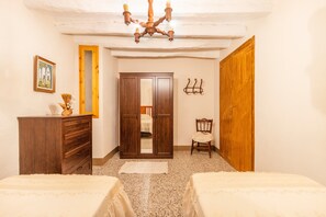 5 bedrooms, desk, iron/ironing board, bed sheets