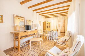 TV - Rural House 'Casa Estel Miracle' with Private Terrace and Courtyard (Juncosa)