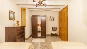 6 bedrooms, iron/ironing board, bed sheets