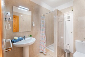 Dusche, Haartrockner, Handtücher