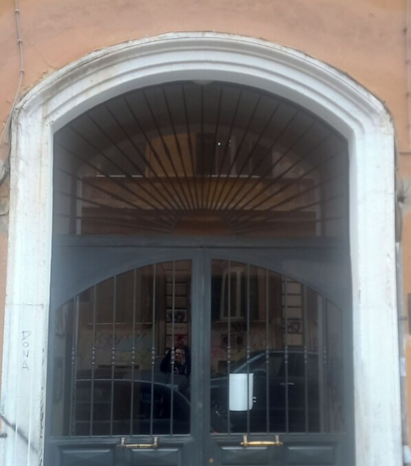Exterior detail - Comfortable, newly renovated apartment near station and university (Roma)