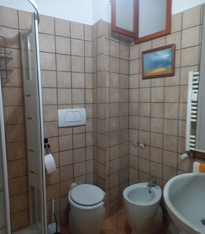 Douche, sèche-cheveux, bidet, serviettes fournies