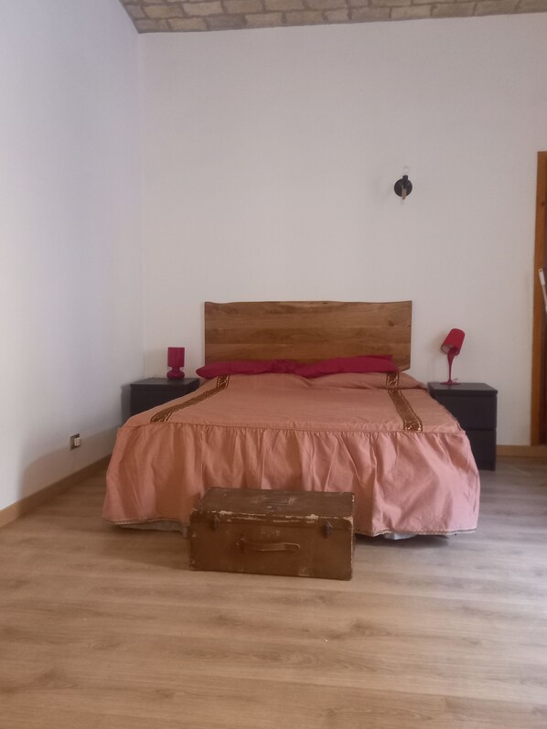 1 chambre, fer et planche à repasser, Wi-Fi, draps fournis