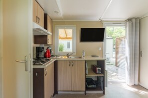 Refrigerador, microondas, parrilla de estufa y cafetera y tetera 
