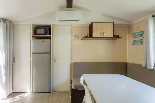 Mobilheim 'Le 147 Aux Iscles' mit Gemeinschaftspool, privater Terrasse und Klimaanlage