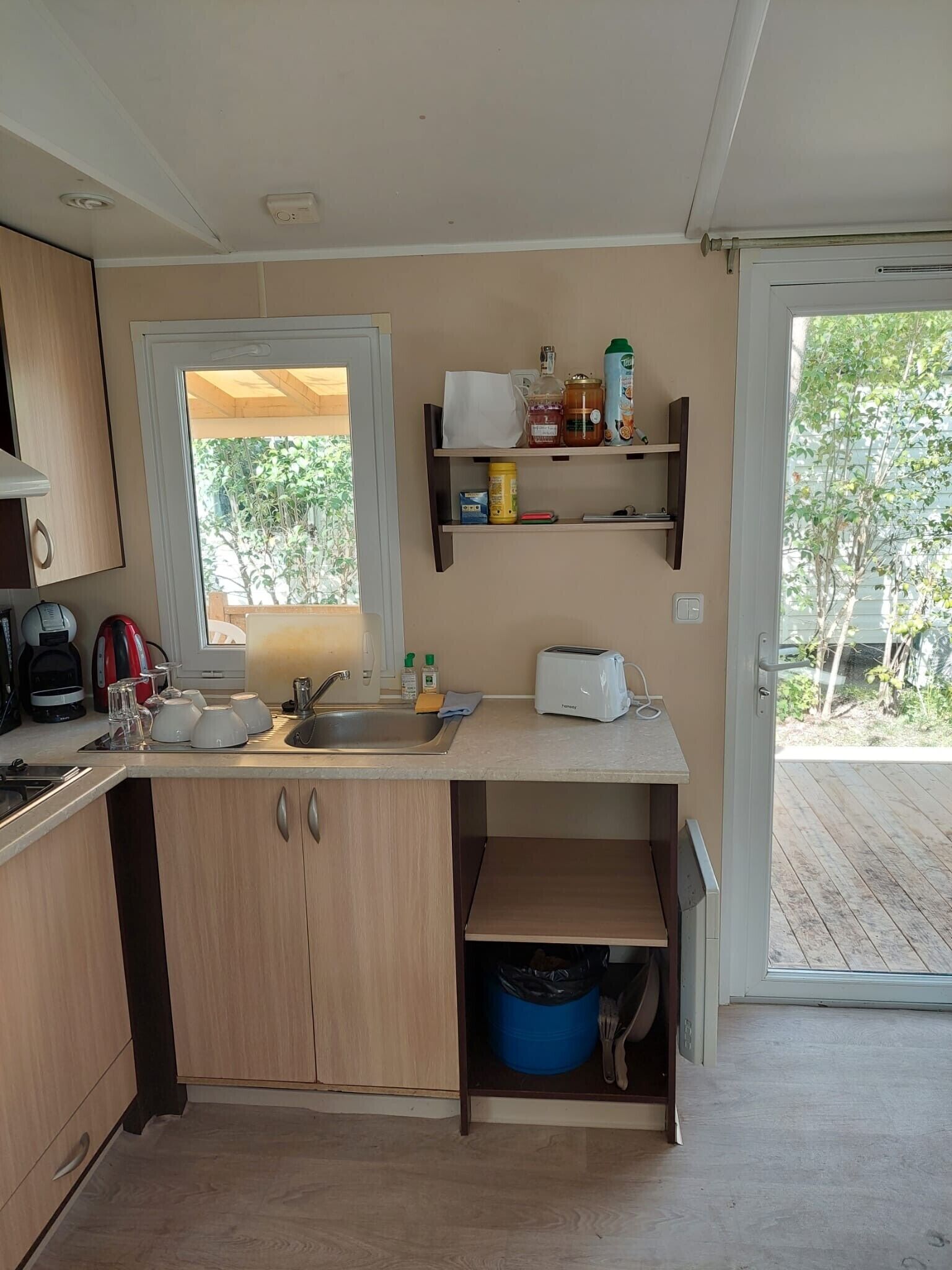 Réfrigérateur, micro-ondes, plaque de cuisson, cafetière/bouilloire