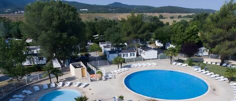 Een verwarmd zwembad