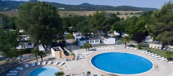 Mobile Home 'Le 147 Aux Iscles' with Shared Pool, Private Terrace, and Air Conditioning