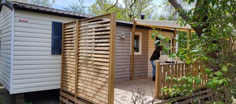 Mobile Home 'Le 147 Aux Iscles' with Shared Pool, Private Terrace, and Air Conditioning