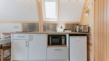 Réfrigérateur, micro-ondes, plaque de cuisson, cafetiÚre/bouilloire